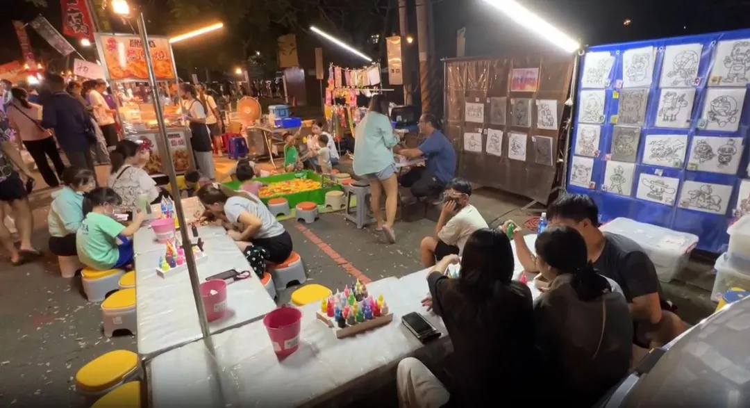 苗栗近日新開幕的貓裏喵夜市，規模達300個攤位。（圖／中天新聞）