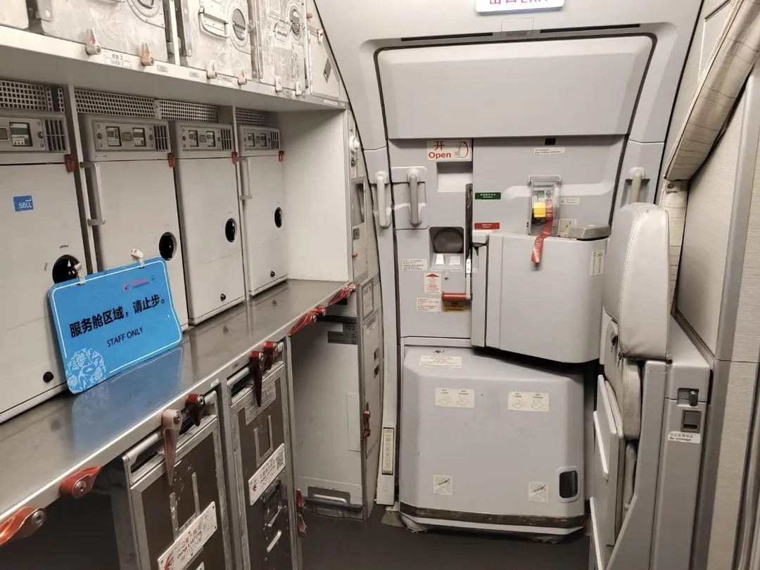 首次搭機旅客誤將航班的應急艙門當作洗手間門打開，造成航班取消經濟損失逾11萬元人民幣（約48萬元新台幣）。（示意圖／翻攝微信公眾號「停機坪」）