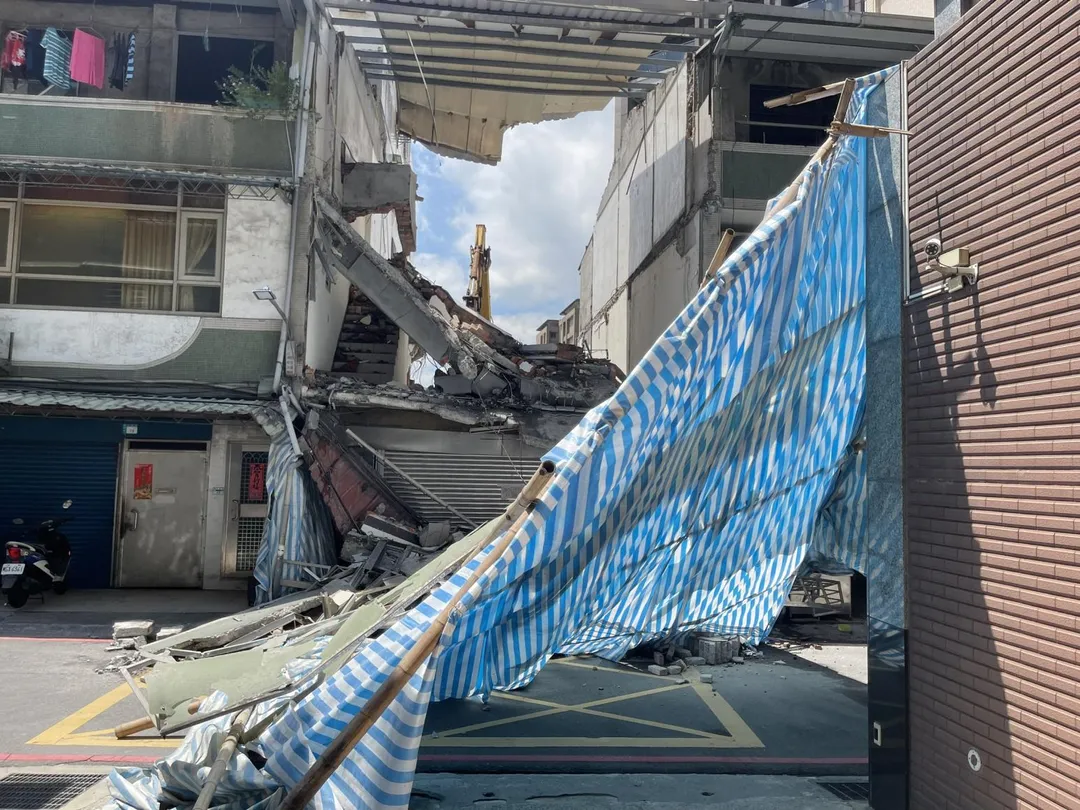 鷹架倒塌壓及電纜線。（圖／警方提供）