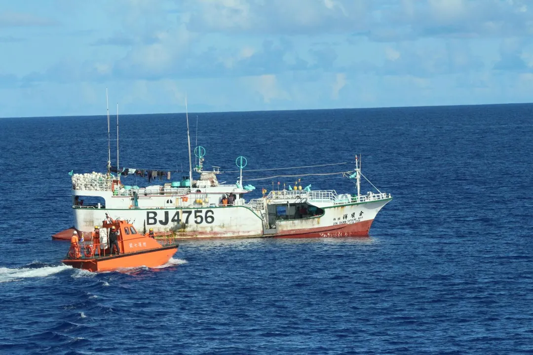 海洋委員會海巡署艦隊分署直屬船隊巡護七號船登檢我國遠洋作業漁船。（圖／海巡署提供）