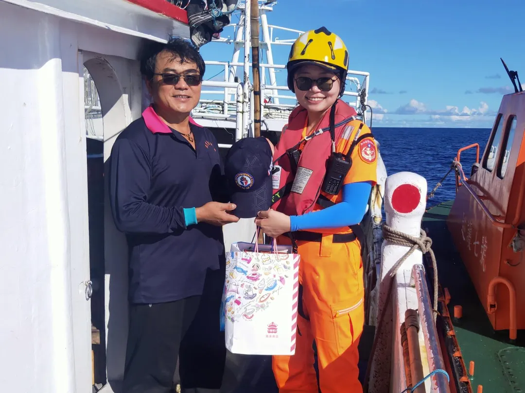 海洋委員會海巡署艦隊分署直屬船隊巡護七號船慰勉我國遠洋作業漁船。（圖／海巡署提供）
