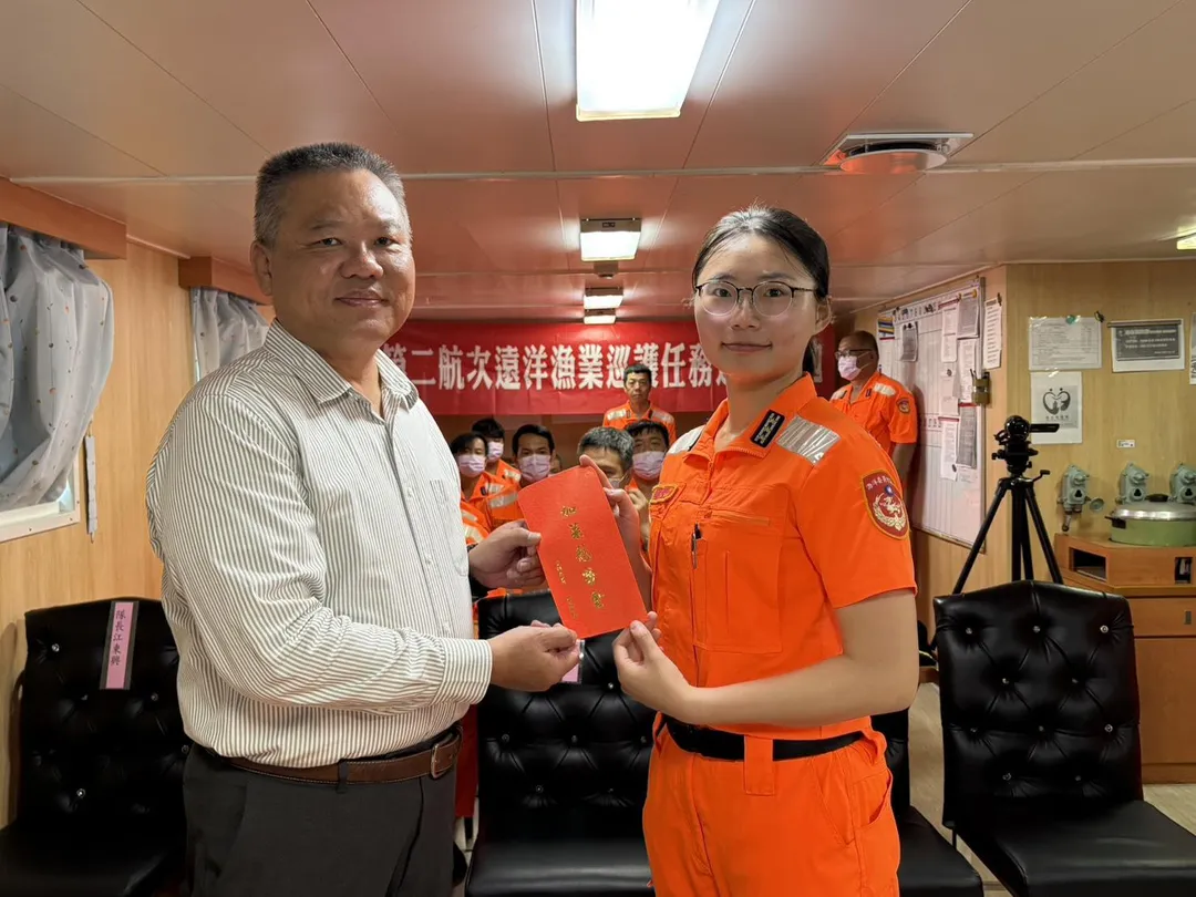 海洋委員會海巡署許靜芝副署長頒發加菜慰勞金。（圖／海巡署提供）