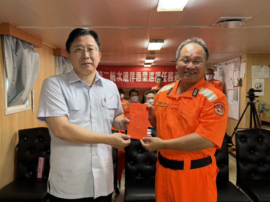 海洋委員會海巡署艦隊分署黃國安主任秘書頒發加菜慰勞金。（圖／海巡署提供）