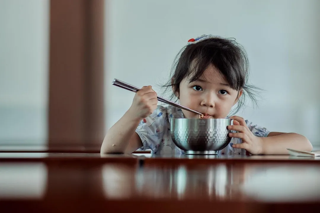 放假外食除了常見因腸胃炎造成的拉肚子外，年菜多是大魚大肉，油脂會使腸蠕動變慢。（圖／Pixabay）