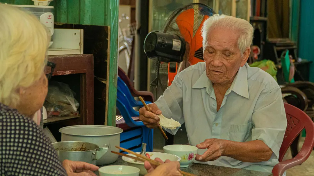 一名72歲高血壓患者近期發現用餐時常有食物「吞不乾淨、卡在喉嚨」的情況,就醫檢查後發現是喉部上提與舌頭力量不足所致。(示意圖/Pixabay)