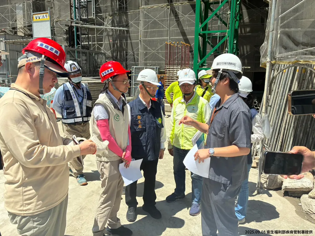 今（8）日疾病管制署羅一鈞代理署長至高雄市視察登革熱防治工作。（圖／疾管署）