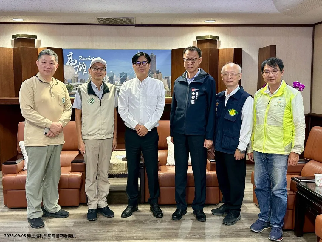 今（8）日疾病管制署羅一鈞代理署長拜會陳其邁市長，就登革熱疫情防治策略交換意見及提供建議。（圖／疾管署）