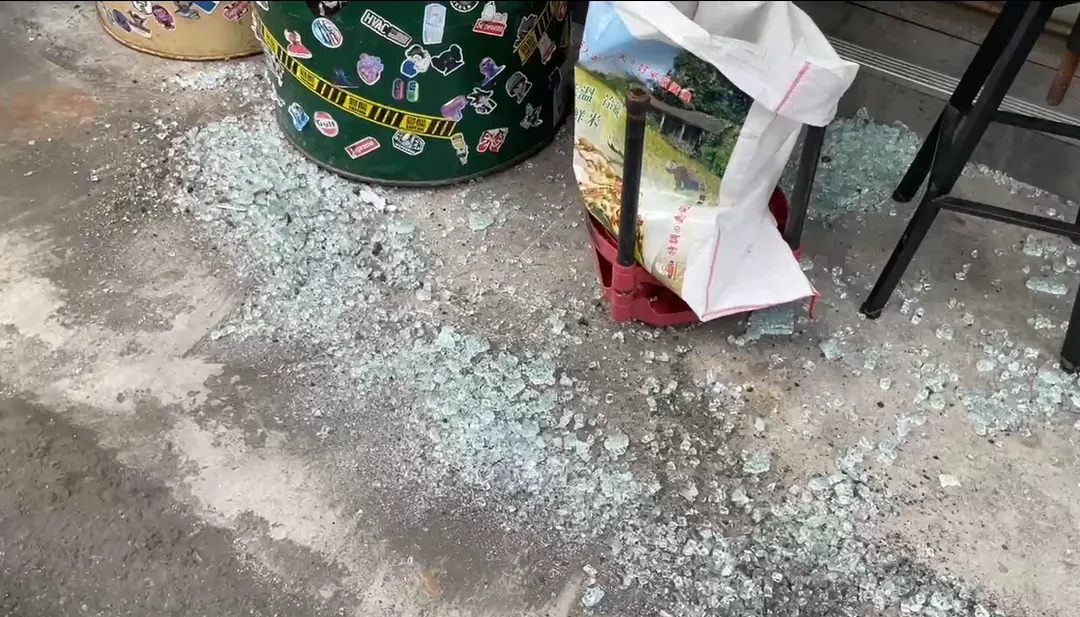 台中市西屯區一間餐酒館今日中午12時許，疑似發生氣爆，現場都是碎玻璃。（圖／中天新聞）