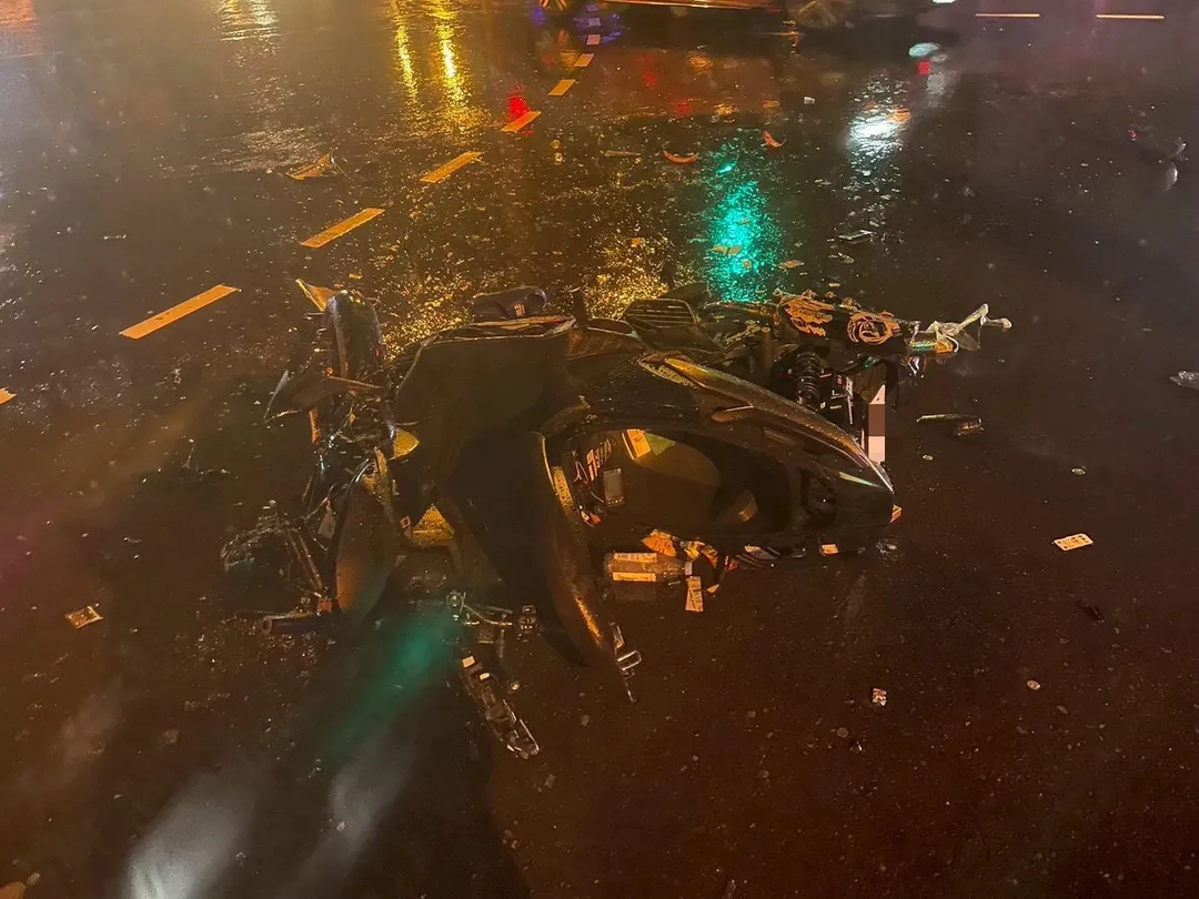 19歲林姓職業軍人騎車返家途中遭休旅車撞飛（紅圈處），機車車頭全毀。（圖／警方提供）