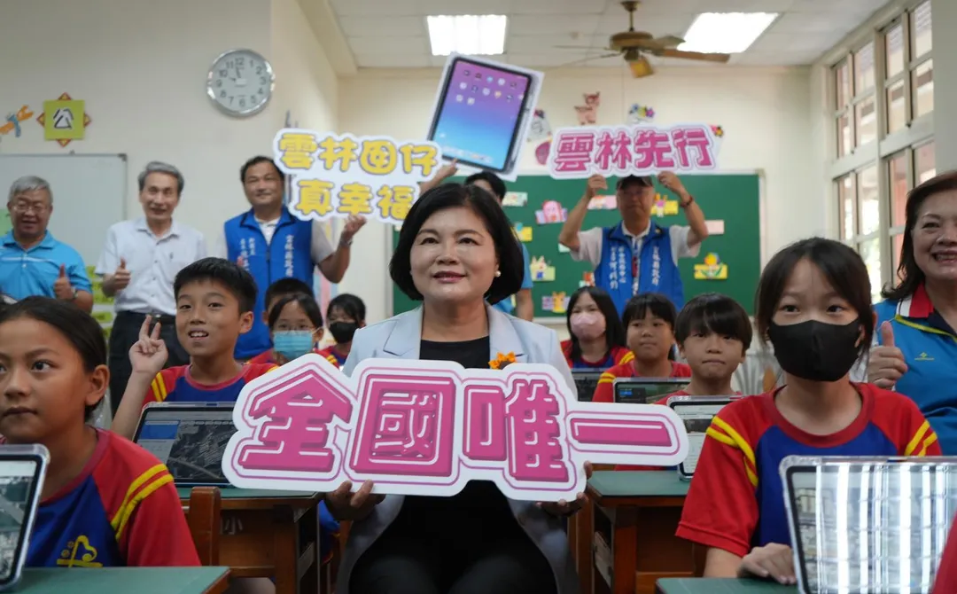 張麗善縣長與國小學童。(圖/雲林縣政府)
