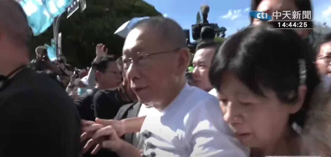 柯文哲8日被簇擁離場。（圖／中天新聞）