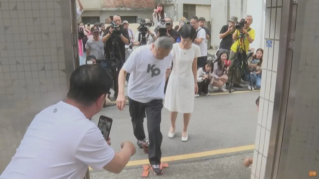 柯文哲偕同妻子陳佩琪於下午返回新竹老家，進門前跨過火爐、踩碎瓦片。（中天新聞）