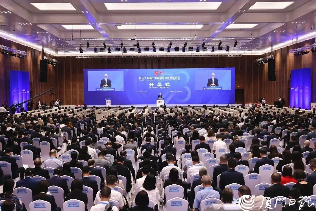 第二十五屆中國國際投資貿易洽談會8日在福建省廈門市開幕,由商務部主辦。大陸國家主席習近平致賀信,強調大陸將堅定不移擴大高水平對外開放,促進貿易和投資自由化便利化。(圖/翻攝微信公眾號「i會展」)