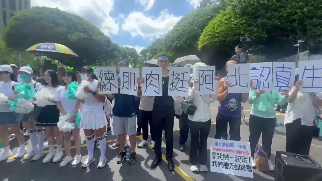 柯文哲晚間在臉書發文向小草們喊話。（圖／陳奕廷攝）
