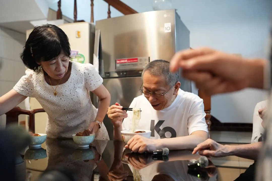 柯文哲回新竹老家吃豬腳麵線。(圖/柯家提供)