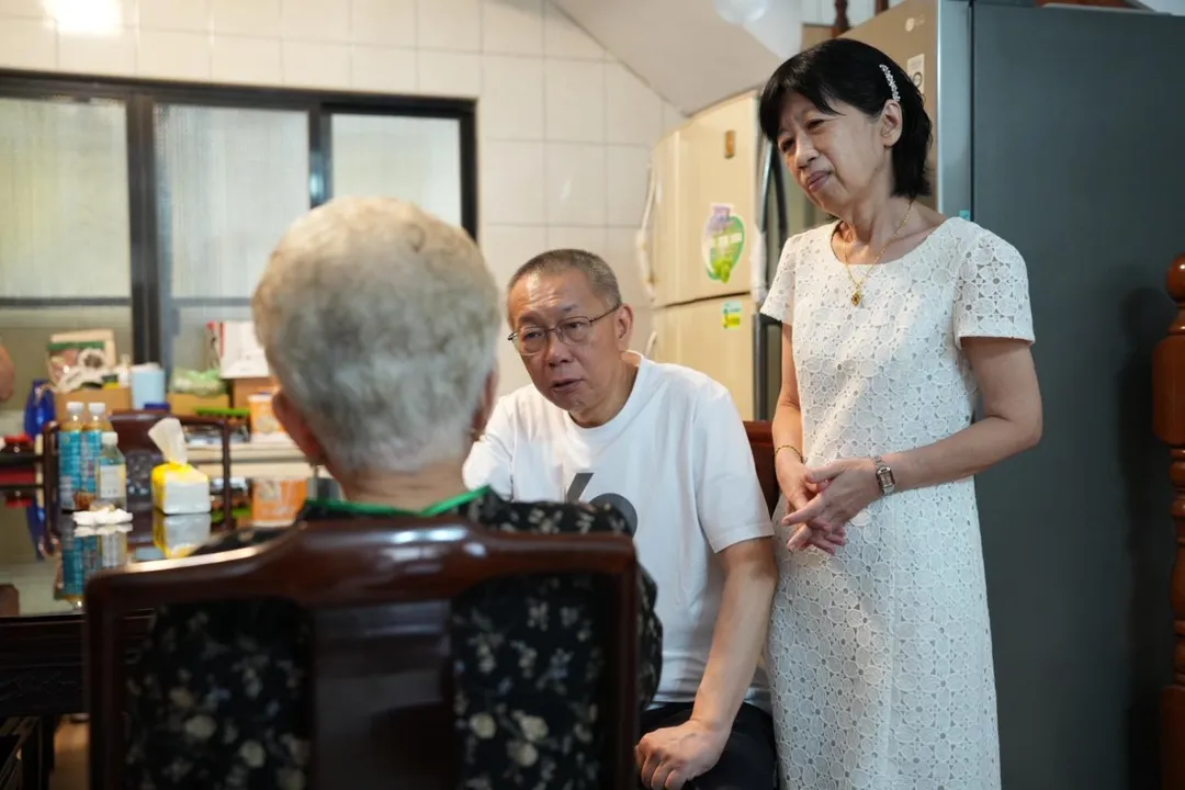 柯文哲與柯媽媽交談，感情流露。（民眾黨提供）