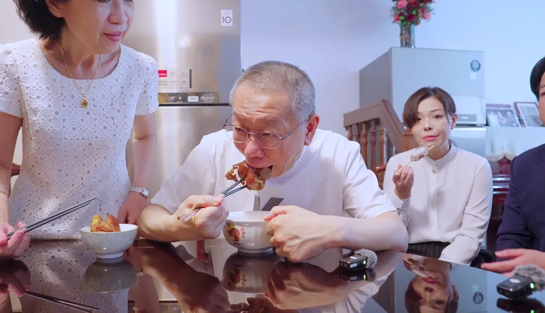 柯文哲吃豬腳麵線。（圖／民眾黨提供）