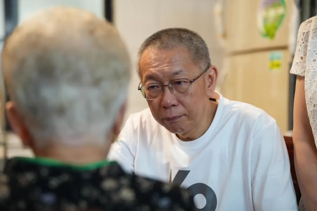 柯文哲回新竹老家探望柯媽。（圖/民眾黨提供）