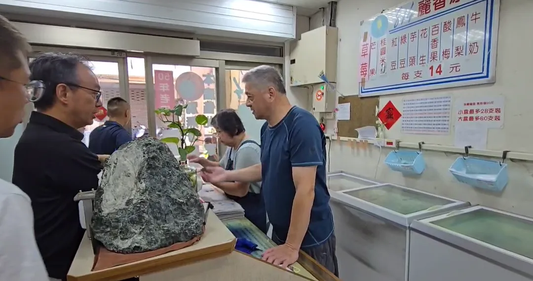 柯文哲吃的冰棒是購自新竹在地老店「814麗香冰店」。（圖／中天新聞）