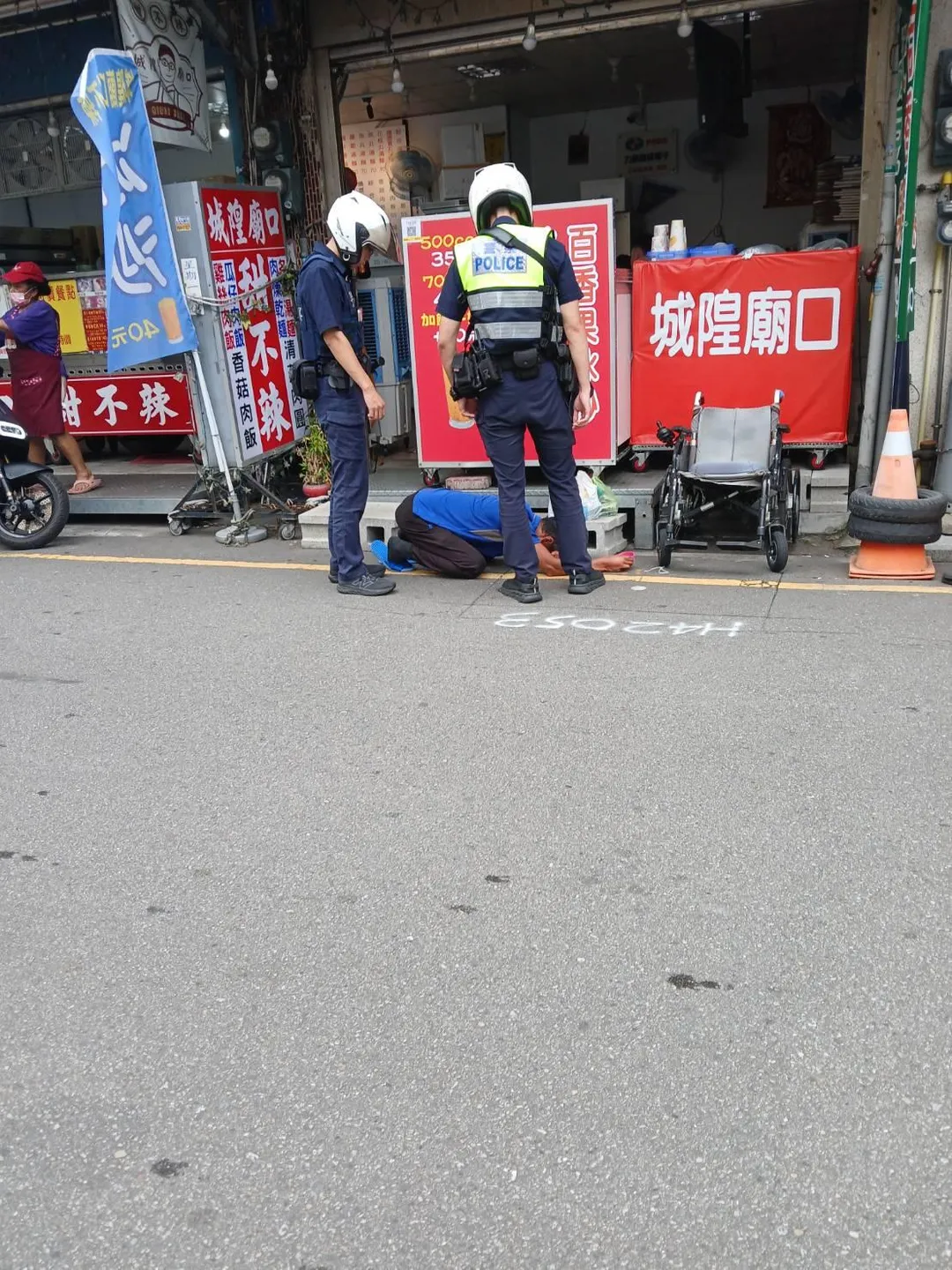 警方到場勸男子離開。（圖／翻攝自當事店家臉書）