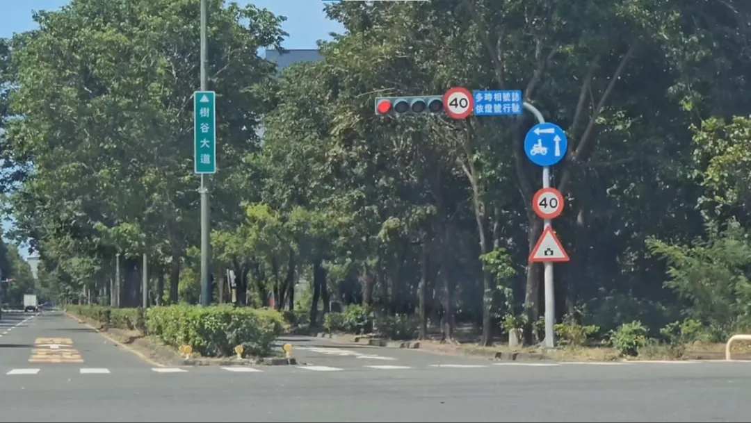 路口告示牌提醒測速。（圖／中天新聞）