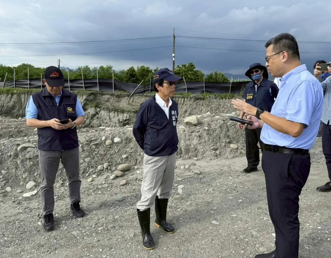 高雄市副市長林欽榮偕同市府人員到「美濃大峽谷」視察,展現杜絕非法盜採決心。(圖/高雄市府提供)