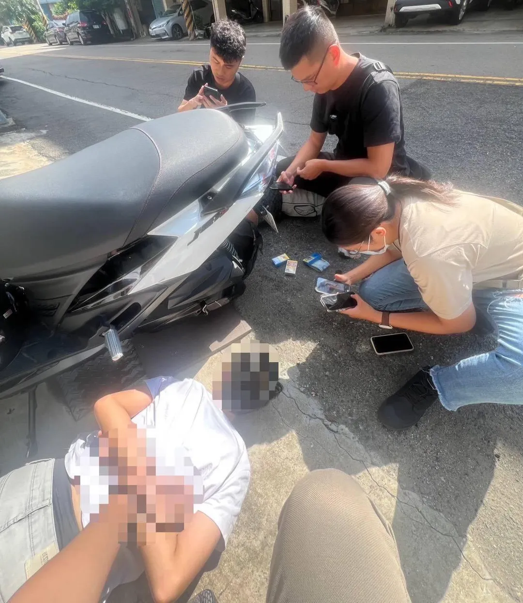 嫌犯被壓制在地。（圖／警方提供）