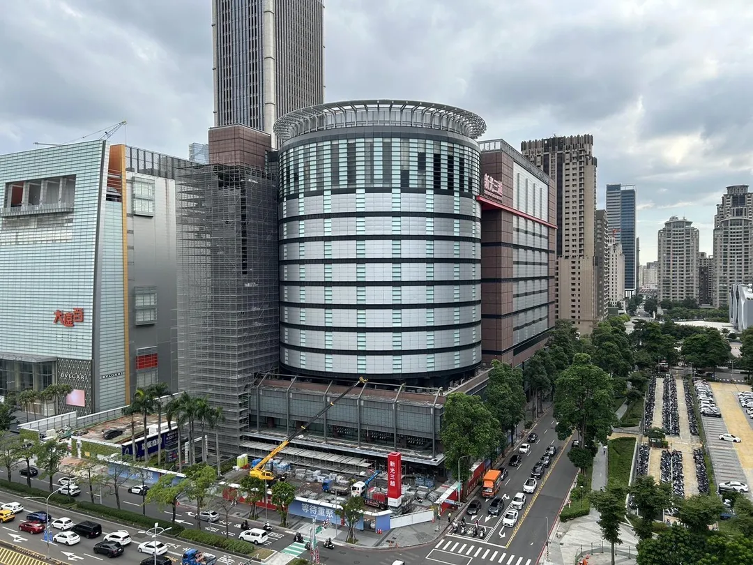 台中市都發局長李正偉強調，新光三越完成進貨後，仍須依法定程序申請整棟建築物恢復使用，並經核准後才能執行。（圖／台中市府提供）