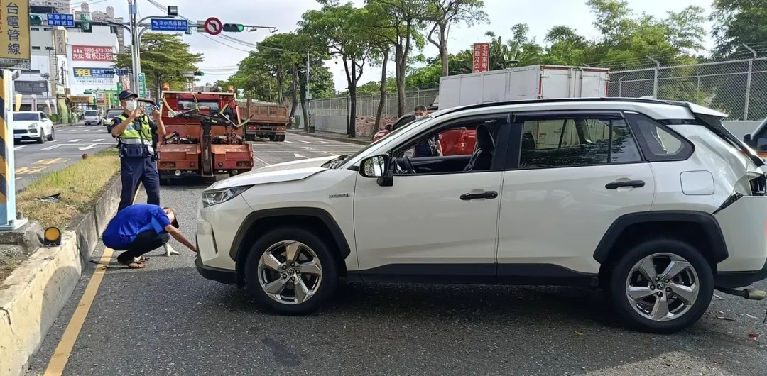 車禍佔據內線2車道。(圖/翻攝畫面)