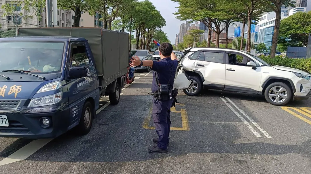 新北市淡水發生4車連環車禍。(圖/翻攝畫面)