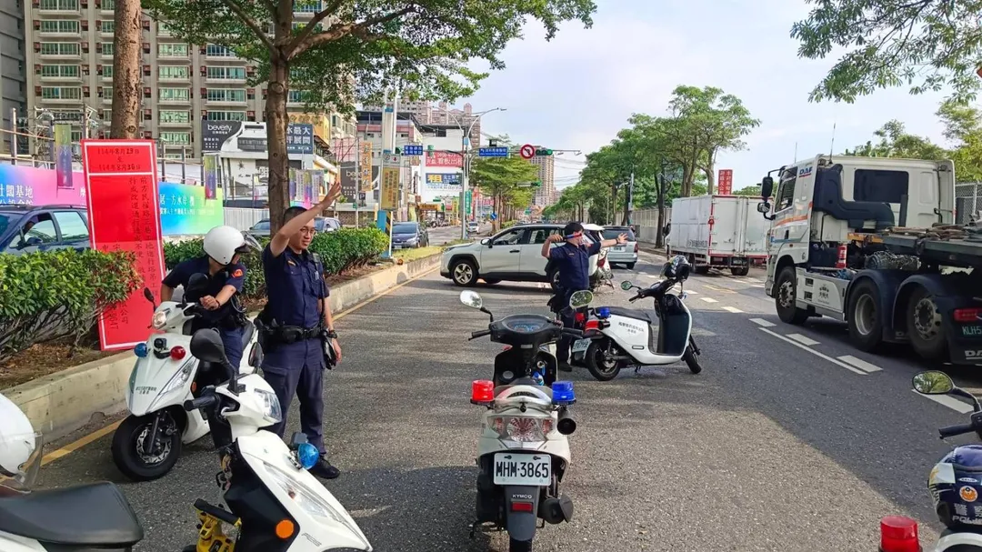 警方派出多名警力在場協助疏導車流。(圖/翻攝畫面)