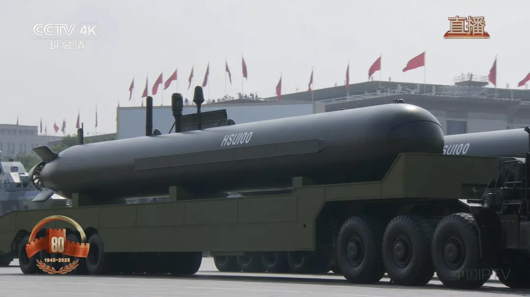 陸93閱兵展示水下無人潛航器HSU-100。（圖／翻攝央視新聞）