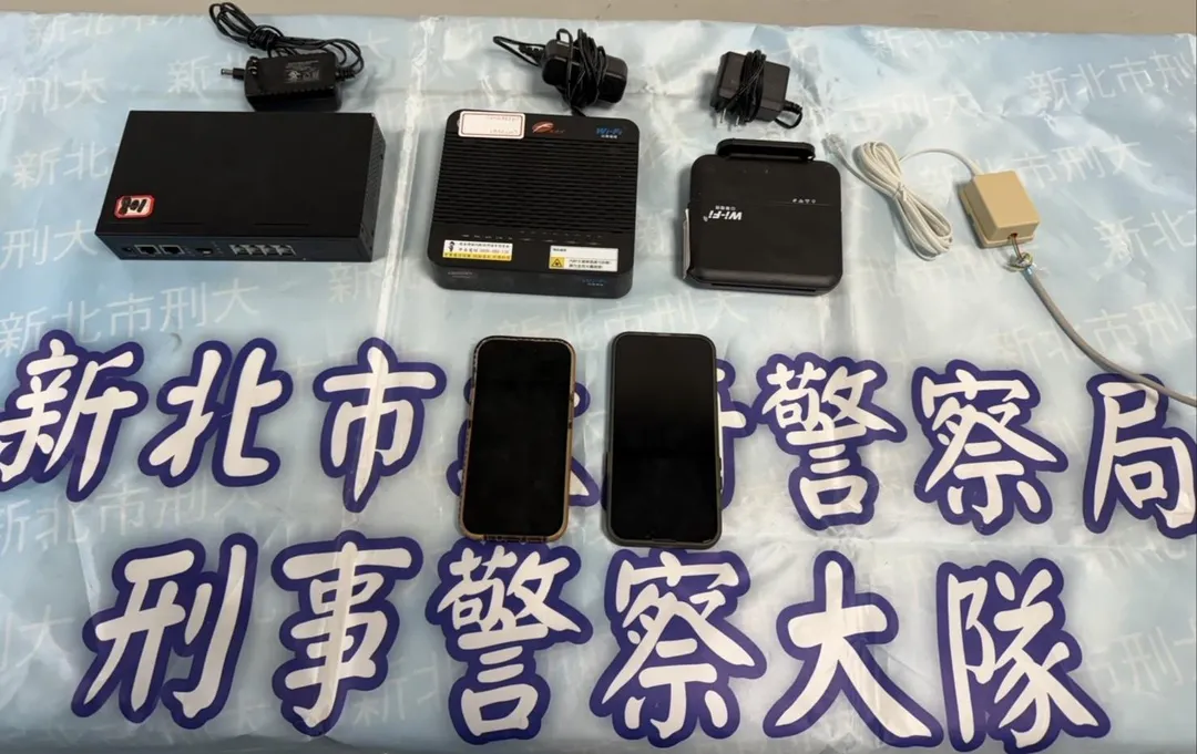 警方查扣網路電話轉接機等犯罪工具。(圖/翻攝畫面)