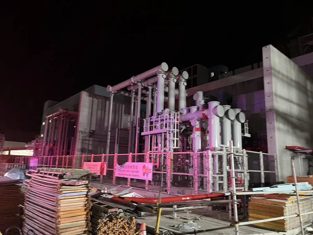 高雄市興達電廠9日晚間發生火警意外,起火點位於第二廠區內的天然氣管線。(圖/翻攝畫面)