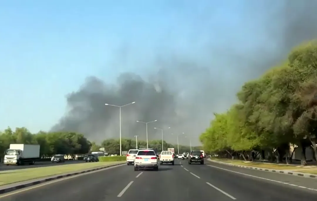卡達首都杜哈的高速公路上可見爆炸帶來的濃濃煙霧。（圖／路透社）