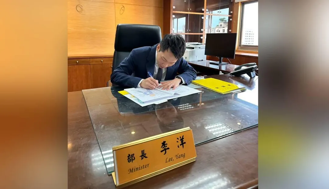 李洋簽下部長第一份公文。(圖/翻攝自李洋IG)