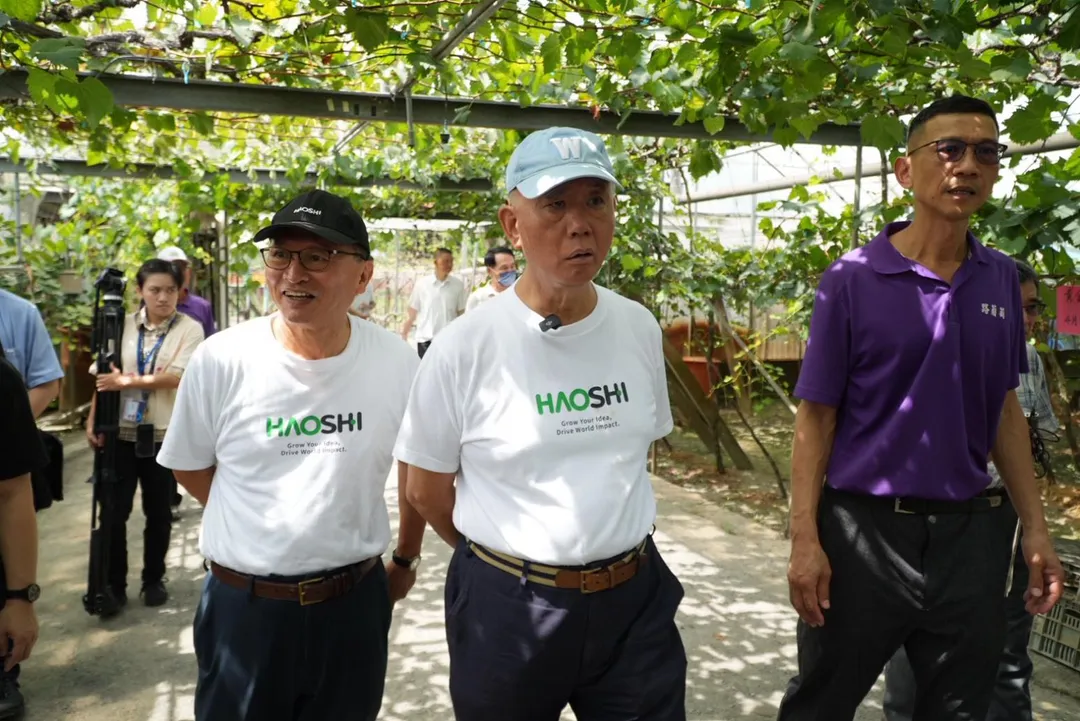 頂新和德基金捐助人代表魏應充與好食好事董事長楊瑞昌訪視「路葡萄莊園」。（圖／好食好事基金會提供）