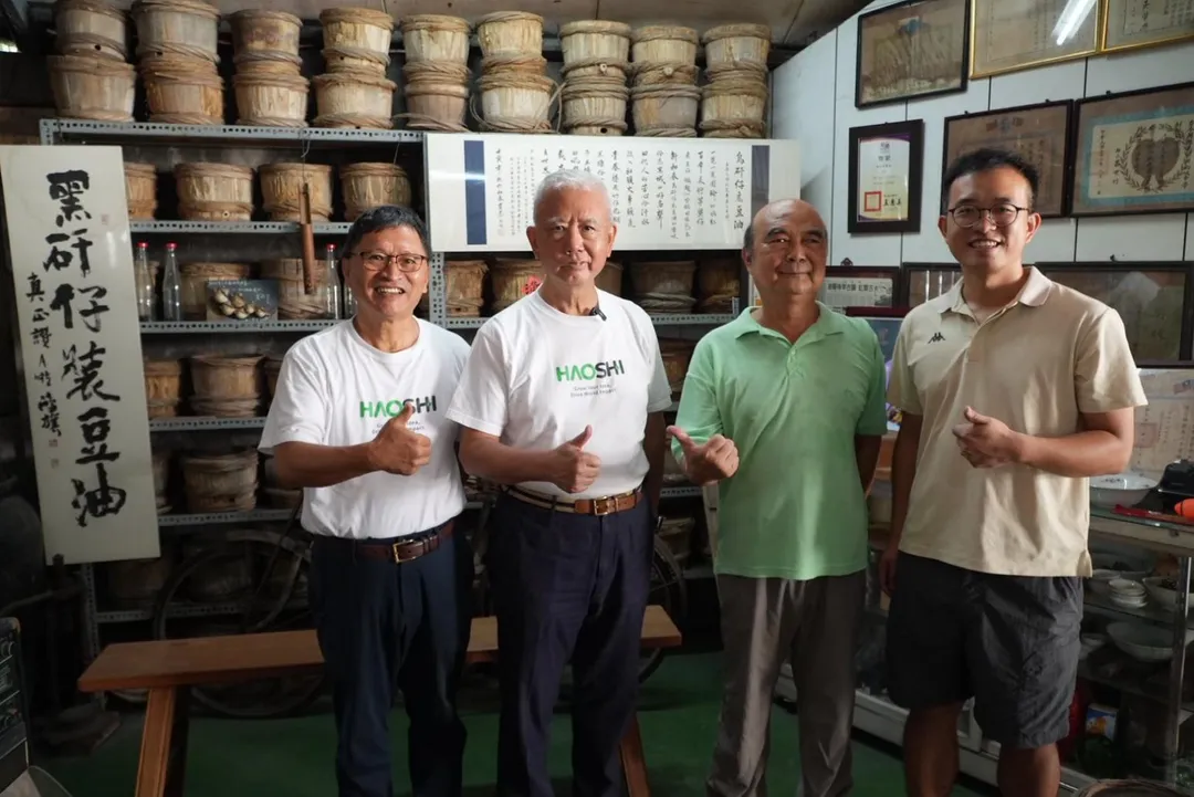 頂新和德基金捐助人代表魏應充化身業師赴好食好事輔導的食農創生團隊「新和春醬油廠」。（圖／好食好事基金會提供）