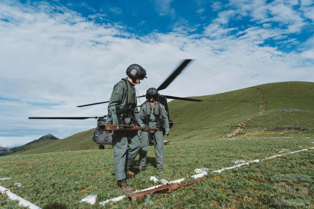 穿著橄欖綠色飛行服的陸軍CH-47SD直升機機組員。(圖/軍聞社)