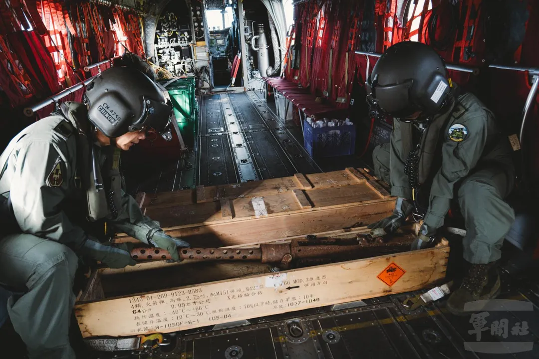 CH-47SD載運轟炸機上的重機槍殘骸。(圖/軍聞社)