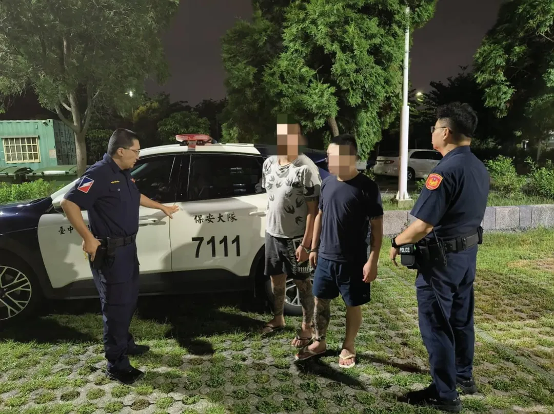 台中警方9日晚間巡邏行經北屯區1處路口時,發現1輛自小客車後車燈不亮上前盤查,除在車內發現毒品,並查獲乘客林姓男子遭通緝,均依法送辦。(圖/警方提供)