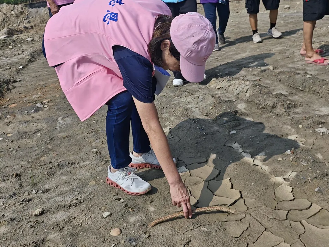 柯志恩會勘「美濃大峽谷」，發現回填土中有鐵條等廢棄物。（圖／柯志恩臉書）