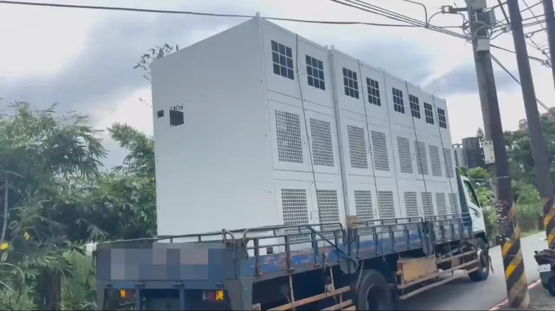 三峽一輛貨車勾到電線駕駛不慎摔傷。（圖／翻攝畫面）