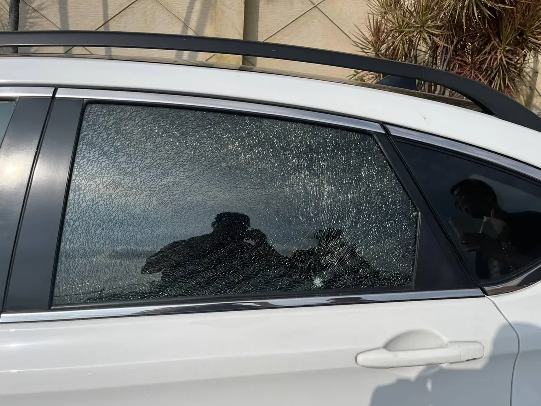李男將車輛停放在桃園區介新路旁不到30分鐘,返回卻驚見車窗碎成蜘蛛網狀。(圖/警方提供)