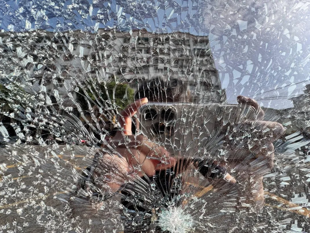李男將車輛停放在桃園區介新路旁不到30分鐘,返回卻驚見車窗碎成蜘蛛網狀,警方調查疑似因為附近工地施工導致。(圖/警方提供)