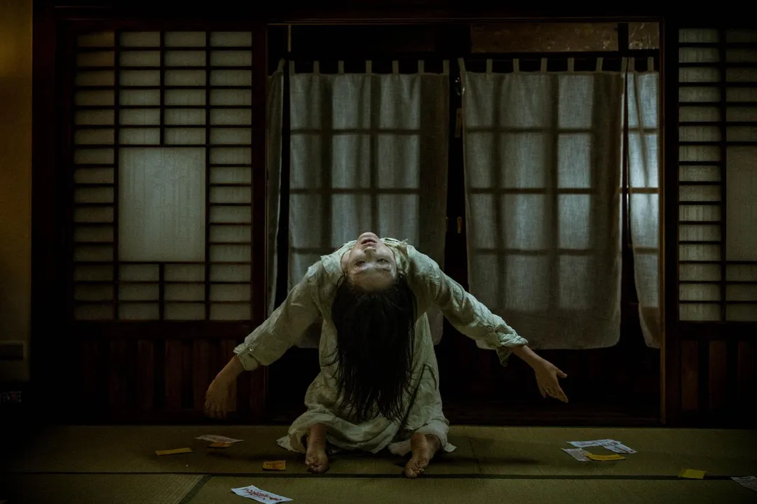 蔡思韵在這場邪靈附身的驅魔戲，必須90度下腰撐住5分鐘。（圖／天予電影 提供）