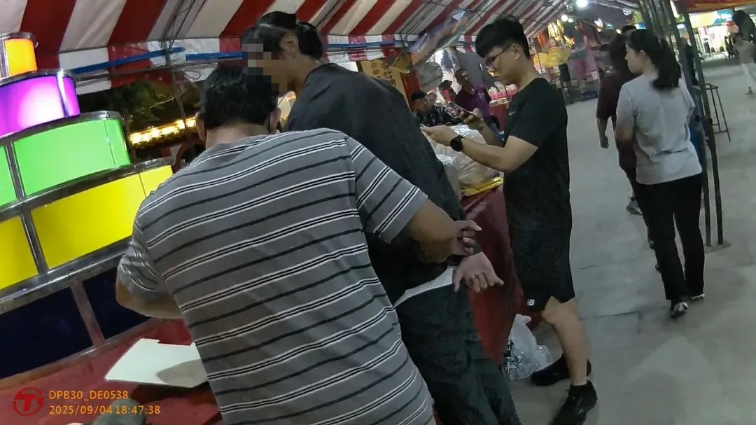 警方經佈局成功逮捕一名52歲張姓車手,還在他身上除了查獲偽造的投資憑證、工作證等贓證物外,還搜出一包二級毒品甲基安非他命。(圖/警方提供)