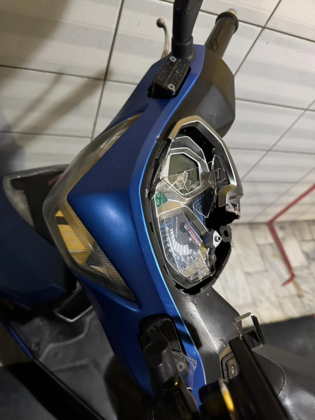 台南成大學生租屋處驚傳毀損案，有多輛機車後照鏡被砸壞，學生透過群組接力通報，警方已受理報案並依刑法毀損偵辦。（圖/警方提供）
