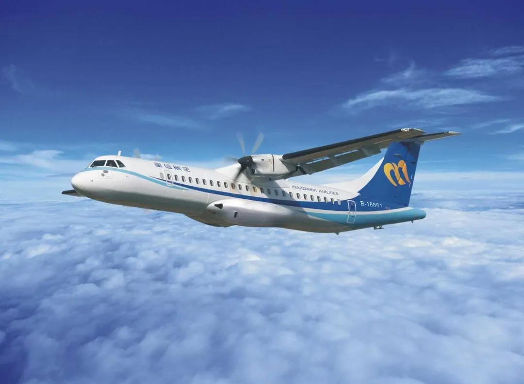 華信航空10日宣布啟動2025年度客艙組員招募計畫，因應2026年3月引進第13架ATR新機及航線擴增需求，預計正取12名空服員。（圖／華信航空提供）