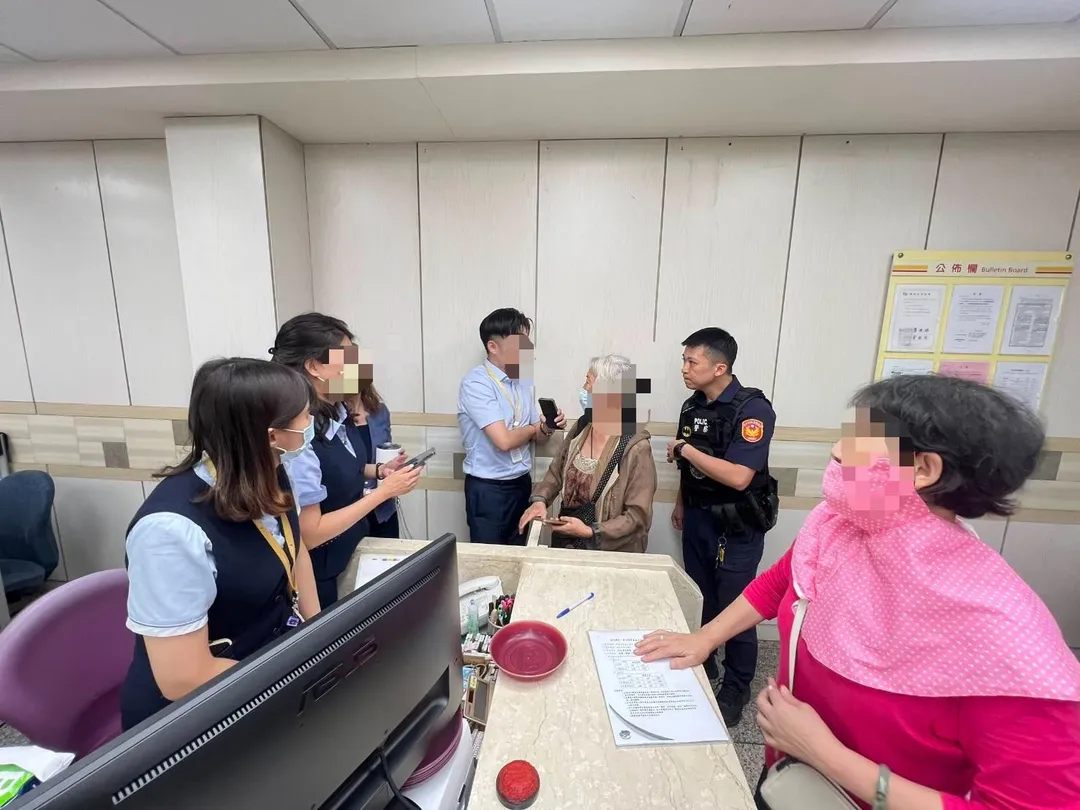 台中73歲郭姓婦人誤信微信招生廣告欲匯款，幸遇見機警行員與員警告知阻詐。（圖/警方提供）